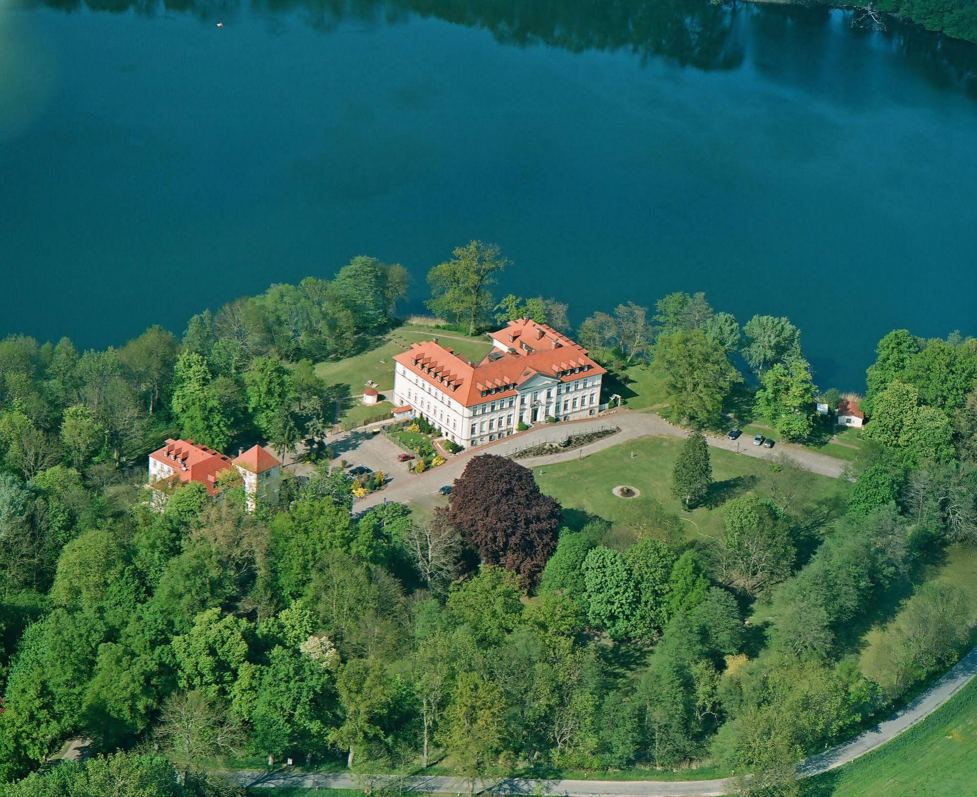 ホテル Seeschloss Schorssow エクステリア 写真